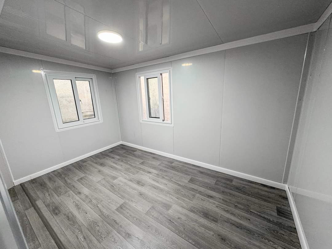 Elegant 40FT Tiny House - Portable Prefab Home with Spacious Bedrooms, Modern Bathroom, and Fully-Equipped Kitchen